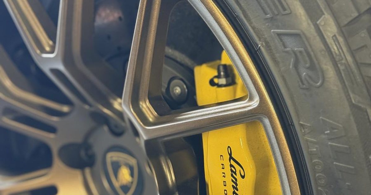 Close-up of a machined alloy wheel face showing the fine concentric grooves left by diamond cutting